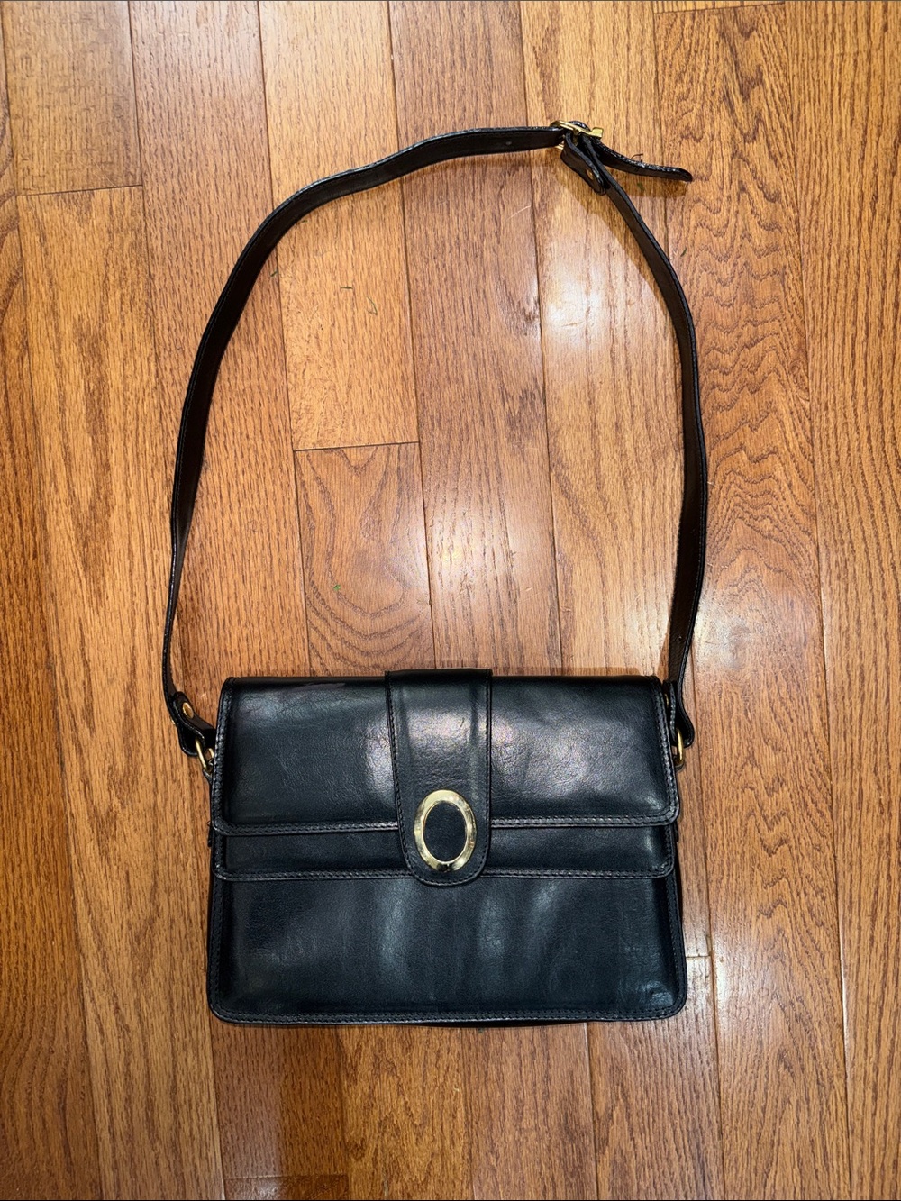 Vintage Vera Pelle Black Leather Shoulder Bag with Gold Oval made in Italy